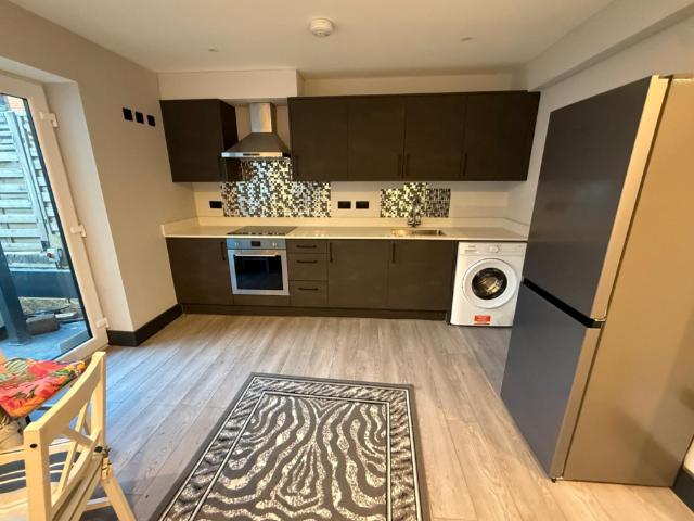High Street, Hounslow 2 bed house to rent £2,100 pcm £485 pw
