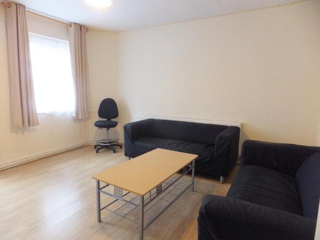 High Street, Hounslow TW3 3 bed apartment to rent £1,850 pcm £427 pw
