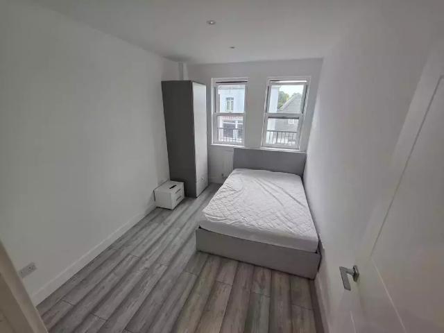 High Street, Hounslow TW3 2 bed flat to rent £1,750 pcm £404 pw