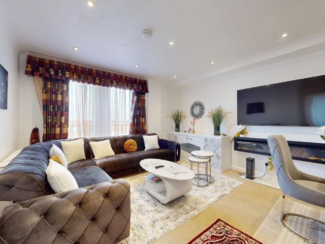 High Street, Hounslow TW3, 2 bed flat to rent, £2,325 pcm | PrimeLocation