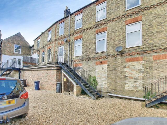 High Street, Huntingdon PE29, 1 bed maisonette to rent, £850 pcm | PrimeLocation