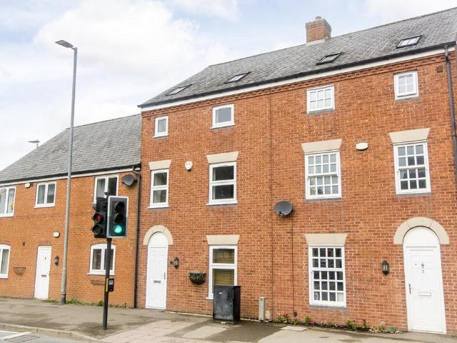 High Street, Husbands Bosworth. 4 bed townhouse to rent £1,350 pcm £312 pw