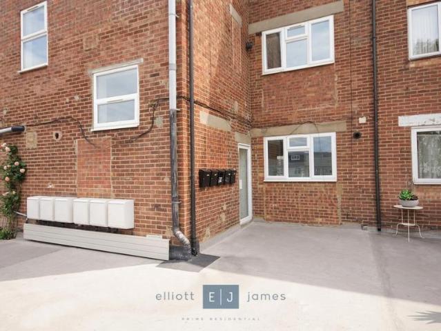 High Street, Ilford IG6 2 bed apartment to rent £1,600 pcm £369 pw