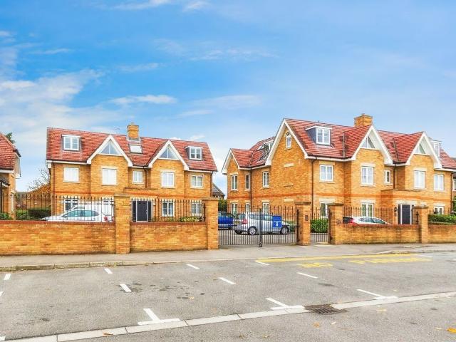 High Street, Iver SL0, 2 bed flat to rent, £1,750 pcm | PrimeLocation