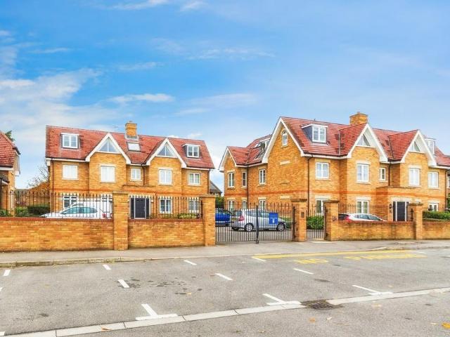 High Street, Iver SL0 2 bed penthouse to rent £1,750 pcm £404 pw