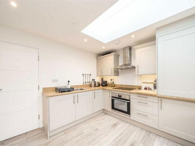 High Street, Kingston Upon Thames KT1 1 bed flat to rent £1,950 pcm £450 pw