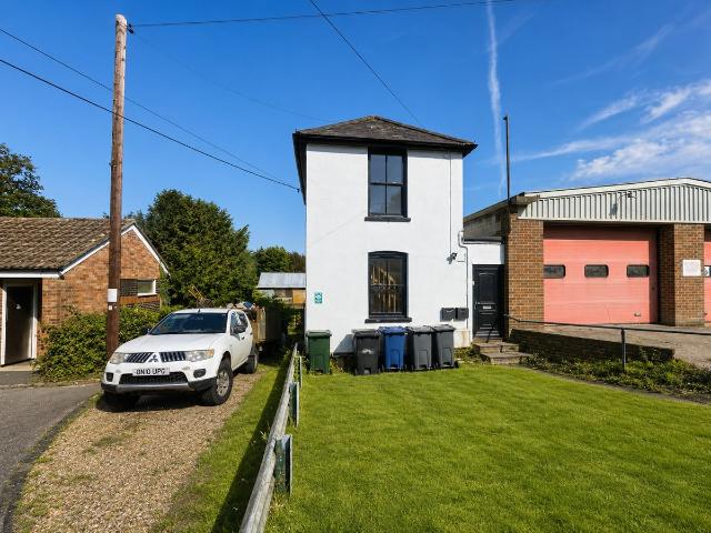 High Street, Lane End HP14, 1 bed flat to rent, £1,000 pcm | PrimeLocation