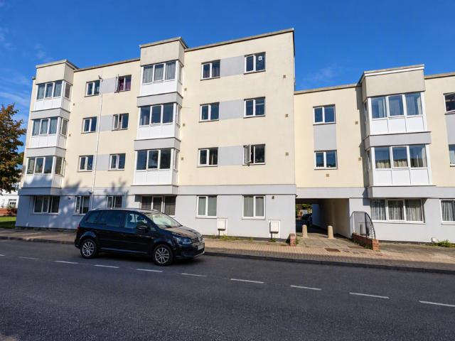 High Street, Lee on the Solent, PO13 2 bed maisonette to rent £1,300 pcm £300 pw