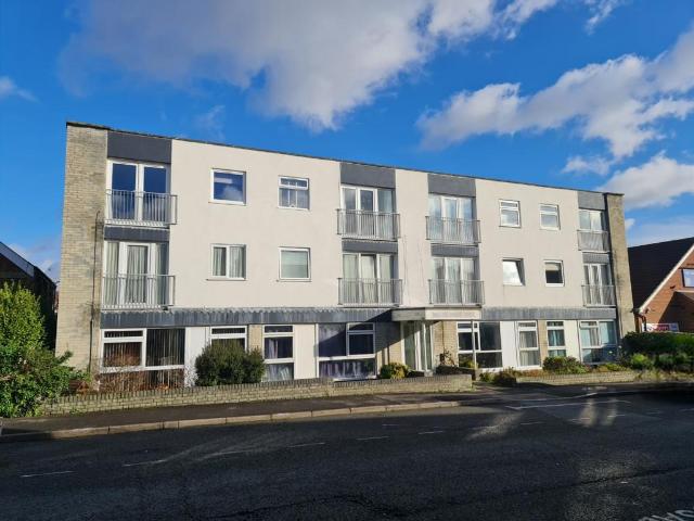 High Street, Lee on the solent, PO13 2 bed flat to rent £1,050 pcm £242 pw