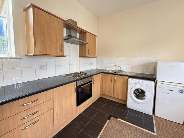 High Street, Leeds, LS27 1 bed apartment to rent £700 pcm £162 pw