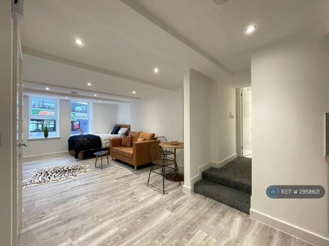 High Street, Lees, Oldham, OL4 Studio to rent £800 pcm £185 pw