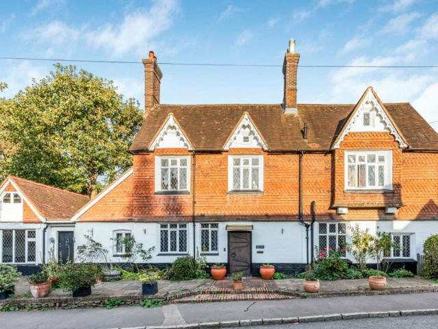 High Street, Limpsfield, Oxted. 4 bed apartment to rent £2,000 pcm £462 pw