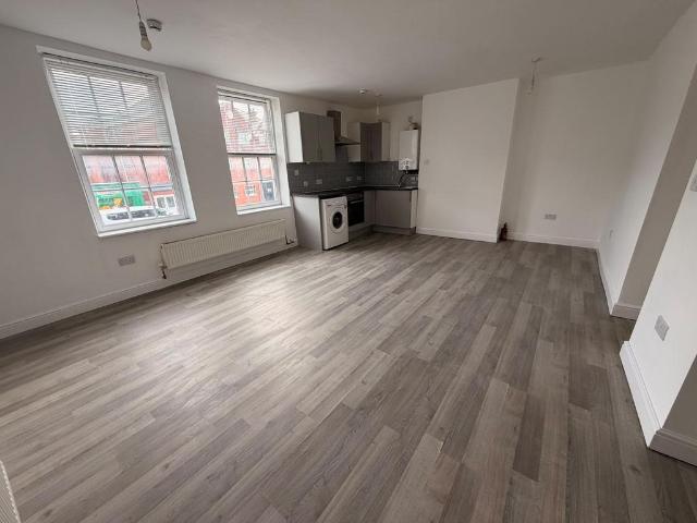 High Street, Lincoln, LN5 2 bed flat to rent £795 pcm £183 pw