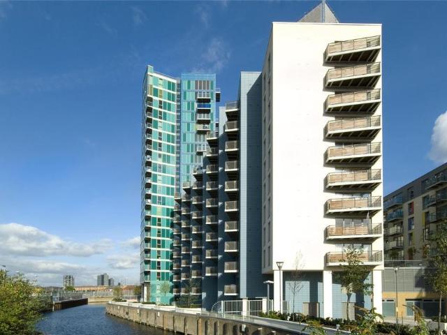 High Street, London 2 bed apartment to rent £2,350 pcm £542 pw