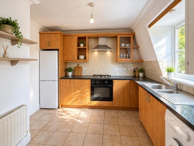 High Street, London, N14 2 bed apartment to rent £1,750 pcm £404 pw