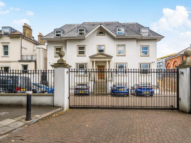 High Street London N8 2 bed flat to rent £2,000 pcm £462 pw