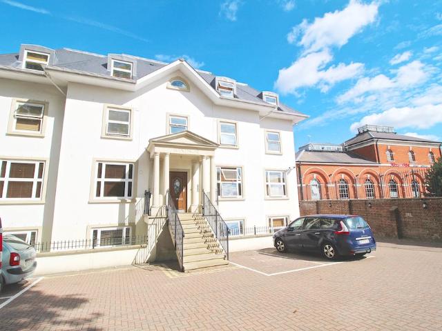 High Street, London N8, 2 bed flat to rent, £2,000 pcm | PrimeLocation