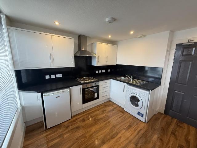 High Street, Lochee, Dundee 2 bed flat to rent £575 pcm £133 pw