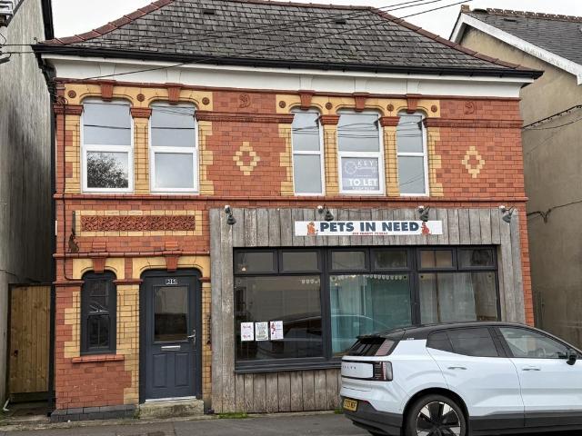 High Street, Llandybie SA18 3 bed flat to rent £925 pcm £213 pw