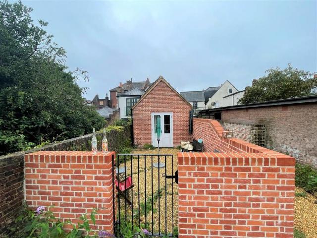 High Street, Lymington 1 bed maisonette to rent £900 pcm £208 pw