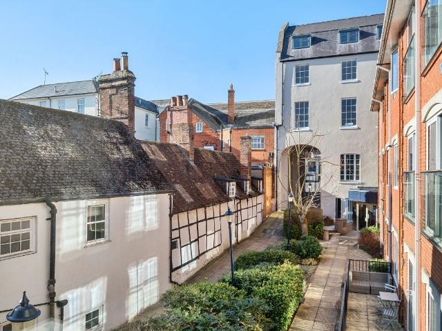 High Street, Marlborough SN8, 2 bed flat to rent, £1,395 pcm | PrimeLocation