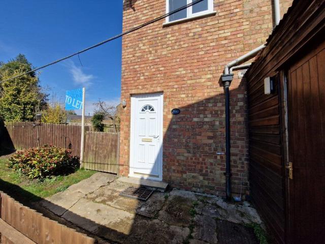 High Street, Middleton Cheney, Oxon OX17, 3 bed maisonette to rent, £1,050 pcm | PrimeLocation