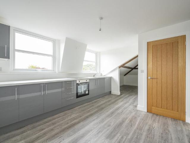 High Street, Morley, LS27 1 bed flat to rent £780 pcm £180 pw
