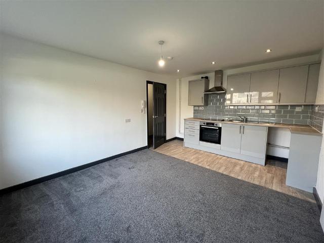 High Street, NEATH, SA11 1 bed flat to rent £600 pcm £138 pw