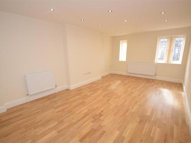 High Street New Malden Surrey 1 bed flat to rent £1,500 pcm £346 pw