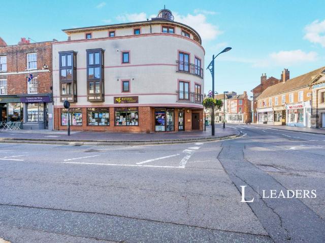 High Street, Newport Pagnell, Buckinghamshire MK16, 2 bed flat to rent, £1,100 pcm | PrimeLocation