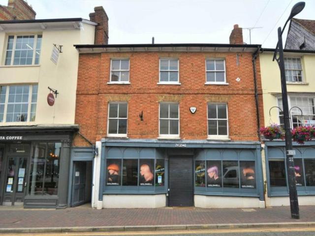 High Street, Newport Pagnell MK16 2 bed flat to rent £1,195 pcm £276 pw