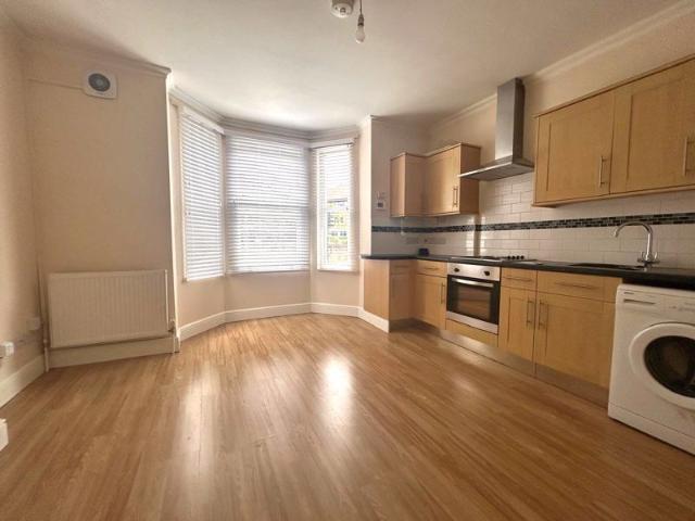 High Street North, Dunstable LU6, 1 bed property to rent, £900 pcm | PrimeLocation