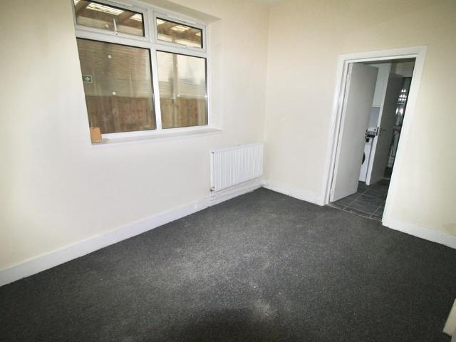 High Street North, London E12 Studio to rent £1,000 pcm £231 pw