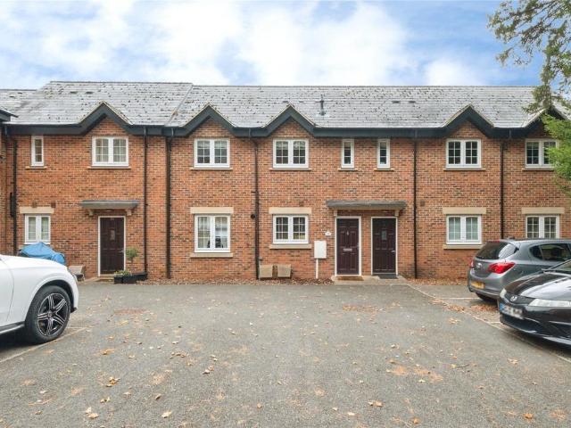 High Street, Northamptonshire NN13 2 bed flat to rent £1,400 pcm £323 pw