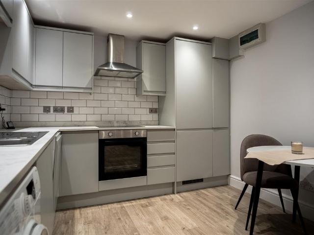 High Street, Nutfield, Redhill RH1, 2 bed maisonette to rent, £1,750 pcm | PrimeLocation