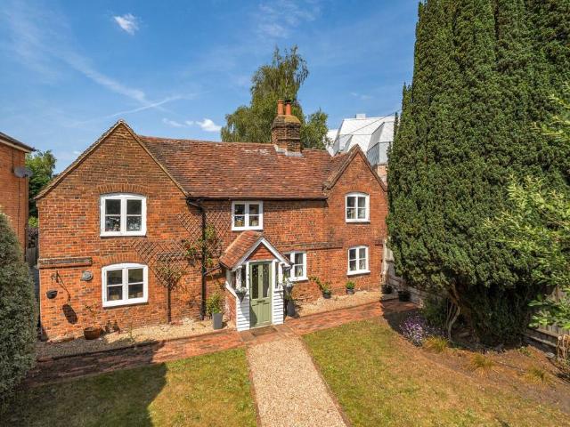 High Street, Old Woking, GU22 3 bed detached house to rent £2,700 pcm £623 pw