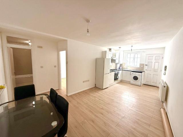 High Street, Orpington BR6, 2 bed flat to rent, £1,600 pcm | PrimeLocation