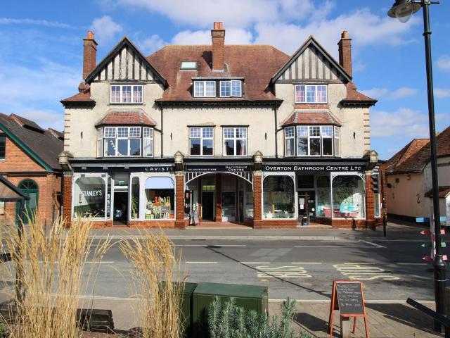 High Street, Overton RG25 2 bed flat to rent £1,300 pcm £300 pw