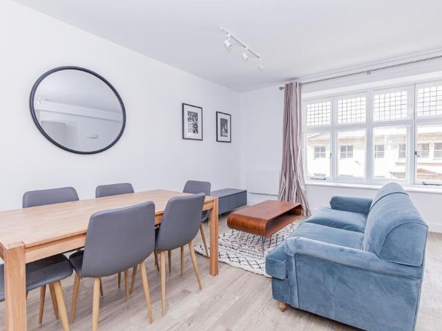High Street, Oxford 2 bed apartment to rent £2,750 pcm £635 pw