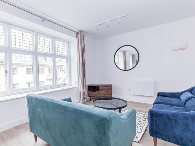 High Street, Oxford 2 bed apartment to rent £2,800 pcm £646 pw