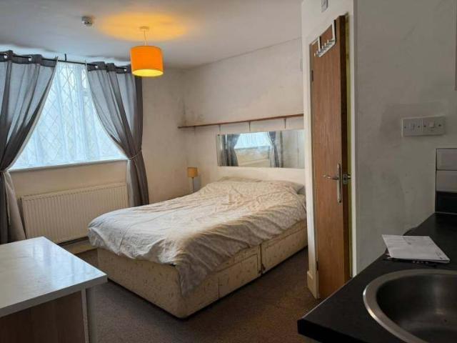 High Street, Pensnett DY5, 5 bed terraced house to rent, £2,600 pcm | PrimeLocation