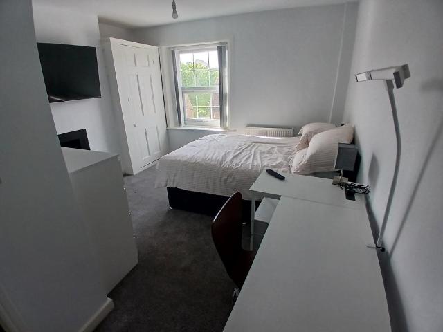 High Street, Poole BH15 1 bed bedsit to rent £695 pcm £160 pw