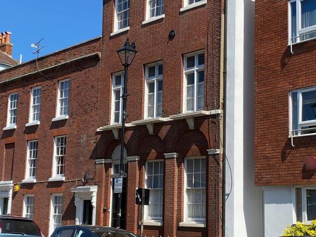 High Street, Portsmouth, PO1 2 bed apartment to rent £1,250 pcm £288 pw