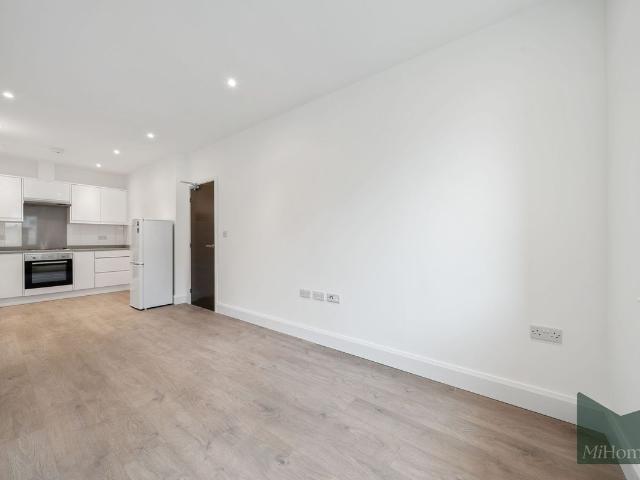 High Street, Potters Bar EN6, 1 bed flat to rent, £1,300 pcm | PrimeLocation