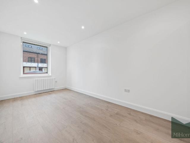 High Street, Potters Bar EN6, 1 bed flat to rent, £1,375 pcm | PrimeLocation