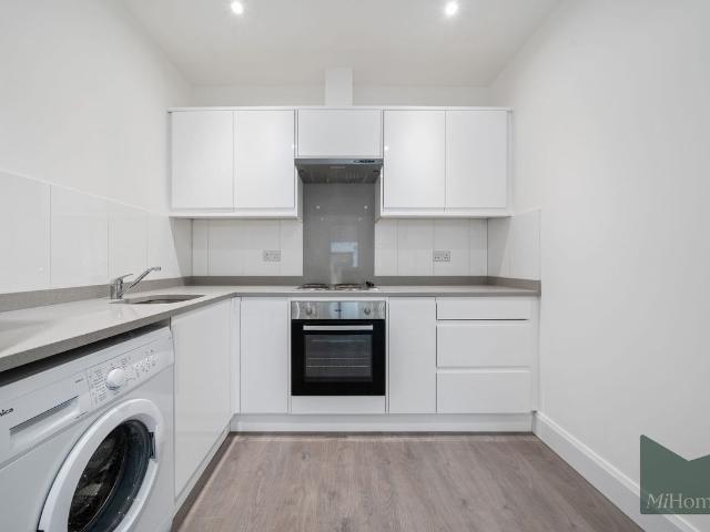 High Street, Potters Bar EN6, 1 bed flat to rent, £1,400 pcm | PrimeLocation