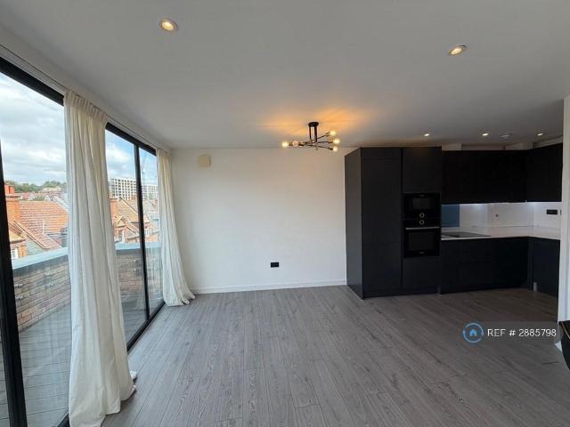 High Street, Purley, CR8 2 bed flat to rent £1,800 pcm £415 pw