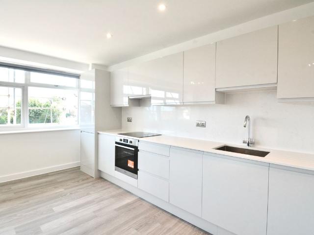High Street, Rayleigh, Essex SS6, 1 bed flat to rent, £1,170 pcm | PrimeLocation