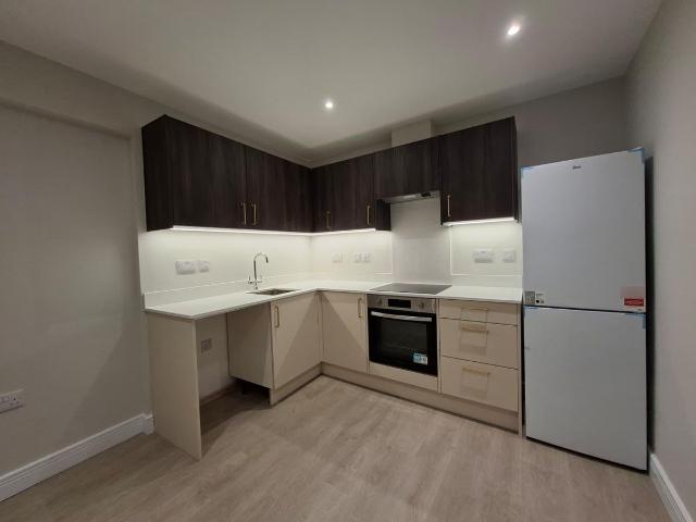High Street, Rayleigh SS6, 1 bed flat to rent, £1,175 pcm | PrimeLocation