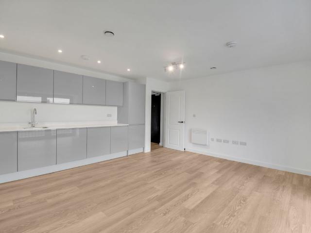 High Street, Rayleigh SS6, 1 bed flat to rent, £1,375 pcm | PrimeLocation